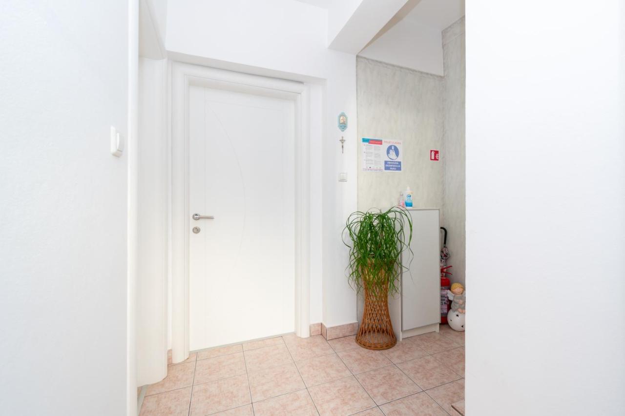 Apartments By The Sea Mandre, Pag - 4093 Kolan Εξωτερικό φωτογραφία